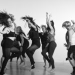 GROOVE – Dance Your Heart Out Kennenlernreihe: September bis Dezember 2026 KURSDAUER & KOSTEN: 8 Termine, Dienstag 19:15-20:15 Uhr Erste Session Gratis 15 € pro Session – einzeln buchbar ALLE TERMINE & ANMELDUNG Anmeldung bei Linda Borgmann-Power unter lindabpower.life/groove Tel: 0173 1594012 Insta: linda.b.power Email: linda.power@lindabpower.com BESCHREIBUNG GROOVE ist ein einfaches Tanz- und Bewegungserlebnis für alle – unabhängig von Tanzerfahrung. Es gibt keine Schrittfolgen, die du perfekt beherrschen musst. Wir tanzen alle zum selben Beat und mit der gleichen Bewegung – aber jede und jeder auf die eigene Weise. Eine GROOVE-Tanzfläche ist die sicherste Tanzfläche der Welt. Denn dein Tanzstil ist genau der richtige! Keiner steht vorne, keiner hinten – der ganze Raum wird betanzt. So entsteht Raum für Freude, Leichtigkeit und Verbindung mit dir selbst. Und das Beste dabei: Durch die unterschiedlichen Bewegungen und die Vielfalt der Musik entsteht ein abwechslungsreiches Tanzworkout. Hinter jedem Lied steckt eine andere Herausforderung, die ganz nebenbei beim Tanzen ausprobiert werden kann. Dabei förderst du Ausdauer, Koordination und Beweglichkeit – und entwickelst ein besseres Körpergefühl. Wenn das keine guten Gründe zum Tanzen sind! Das erwartet dich: • 60 Minuten GROOVE • Musik aus verschiedenen Genres • Bewegung ohne Leistungsdruck • Spaß, Energie und Entspannung Bitte mitbringen: • bequeme Kleidung • eine Wasserflasche • eine Matte oder ein großes Handtuch für die Endentspannung