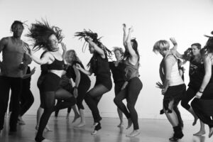 GROOVE – Dance Your Heart Out Kennenlernreihe: September bis Dezember 2026 KURSDAUER & KOSTEN: 8 Termine, Dienstag 19:15-20:15 Uhr Erste Session Gratis 15 € pro Session – einzeln buchbar ALLE TERMINE & ANMELDUNG Anmeldung bei Linda Borgmann-Power unter lindabpower.life/groove Tel: 0173 1594012 Insta: linda.b.power Email: linda.power@lindabpower.com BESCHREIBUNG GROOVE ist ein einfaches Tanz- und Bewegungserlebnis für alle – unabhängig von Tanzerfahrung. Es gibt keine Schrittfolgen, die du perfekt beherrschen musst. Wir tanzen alle zum selben Beat und mit der gleichen Bewegung – aber jede und jeder auf die eigene Weise. Eine GROOVE-Tanzfläche ist die sicherste Tanzfläche der Welt. Denn dein Tanzstil ist genau der richtige! Keiner steht vorne, keiner hinten – der ganze Raum wird betanzt. So entsteht Raum für Freude, Leichtigkeit und Verbindung mit dir selbst. Und das Beste dabei: Durch die unterschiedlichen Bewegungen und die Vielfalt der Musik entsteht ein abwechslungsreiches Tanzworkout. Hinter jedem Lied steckt eine andere Herausforderung, die ganz nebenbei beim Tanzen ausprobiert werden kann. Dabei förderst du Ausdauer, Koordination und Beweglichkeit – und entwickelst ein besseres Körpergefühl. Wenn das keine guten Gründe zum Tanzen sind! Das erwartet dich: • 60 Minuten GROOVE • Musik aus verschiedenen Genres • Bewegung ohne Leistungsdruck • Spaß, Energie und Entspannung Bitte mitbringen: • bequeme Kleidung • eine Wasserflasche • eine Matte oder ein großes Handtuch für die Endentspannung