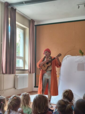Buergerhaus-Bornim-VergissMeinFuchs-2026-2 Jana Kühn singt mit Ukulele vor den Kitakindern